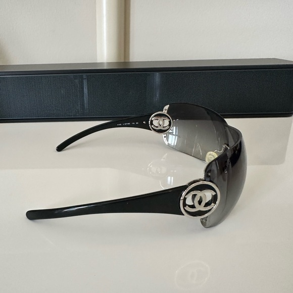 CHANEL SUNGLASSES FRAMELESS CC LOGO 1425 BLACK GRADIENT WITH SILVER ACCENT CC - Picture 12 of 16